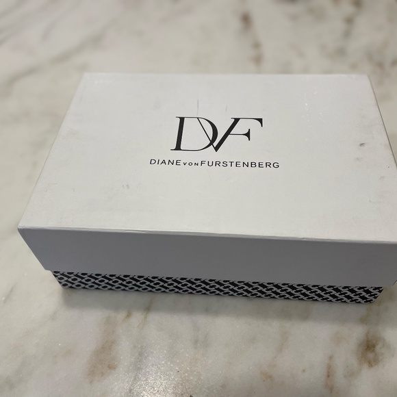 Designer DIANE vonFURSTENBERG DVF ibiza, gold/snow cheetah, lucite heel Sandal - Picture 8 of 8